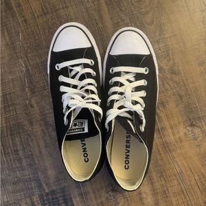 Black converse lowtop platform size 8 women’s